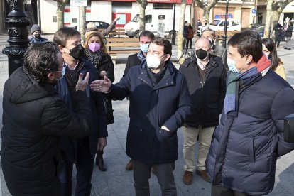 El candidato del PPCyL a las elecciones autonómicas del 13 de febrero, Alfonso Fern?ndez Mañueco, visita la localidad burgalesa de Briviesca.- ICAL