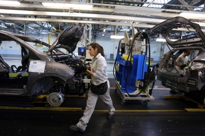 Trabajos de una planta automovilística en una imagen de archivo.- E.M.