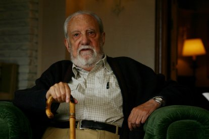 El escritor y poeta Antonio Pereira, en una foto de archivo en el Parador de Villafranca del Bierzo (León) que lleva su nombre.- ICAL