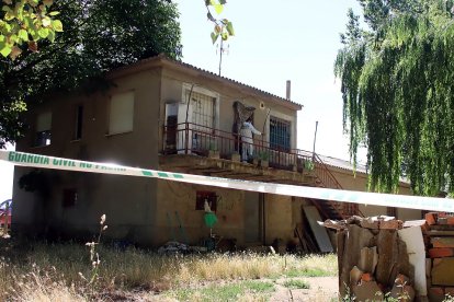 . La Guardia Civil investiga en el domicilio de Villagarcía de la Vega, León, donde tuvieron lugar los hechos. - ICAL