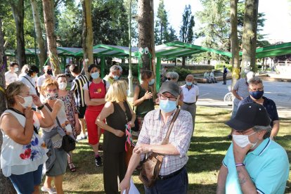 El artista palentino Abbe Nozal (2D), promotor contra la tala de parte de los árboles del parque de Jardinillos de Palencia con motivo de su remodelación, se felicita por la decisión de un juez de Palencia de tomar medidas cautelares contra la tala. - ICAL