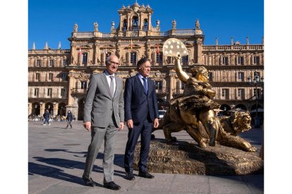 El alcalde de Salamanca, Carlos García Carbayo, y el presidente de la Diputación Provincial de Salamanca, Javier Iglesias, inauguran la nueva exposición de esculturas de Xu Hongfei. -ICAL