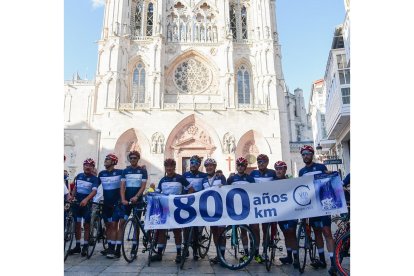 Llegada a la Catedral de Burgos de los ciclistas de la ruta ''800 a?os-800 km''. - ICAL