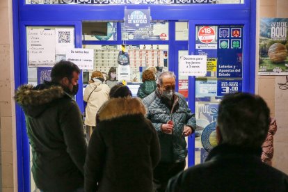 Personas esperando a hacerse con un décimo en una de las administraciones de Valladolid.- J.M. LOSTAU