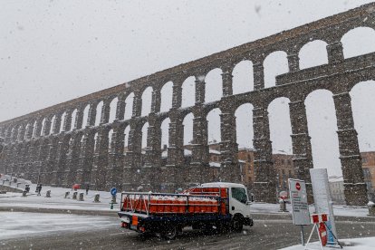 La circulación diaria se ve perjudicada por la nieve en Segovia. ICAL