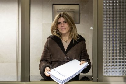 Chabela de la Torre registra los avales de su precandidatura. -ICAL