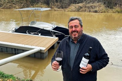 Ignacio Arzuaga, frente al barco con el que Bodegas Arzuaga lleva a cabo sus catas por el Duero.- ARGICOMUNICACIÓN