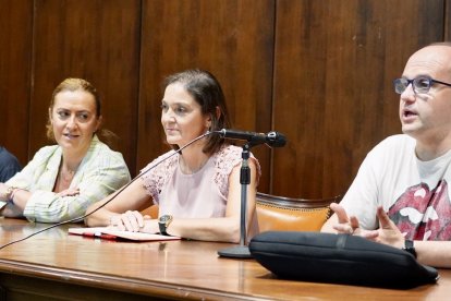 Reyes Maroto, junto a Virginia Barcones, en la asamblea de Siro en Venta de Baños.- ICAL