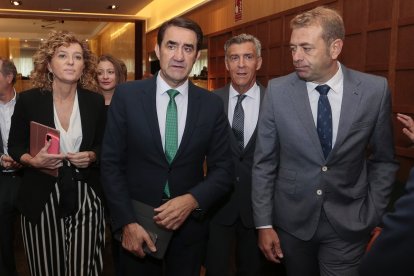 El consejero de Medio Ambiente, Vivienda y Ordenación del Territorio, Juan Carlos Suárez-Quiñones, la directora general de Vivienda, Arquitectura y Urbanismo, María Pardo; el presidente de la Fele, Javier Cepedano y el presidente de Apifoncal, José María García.- ICAL