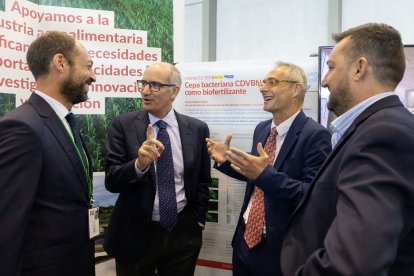 El presidente de la Diputación de Salamanca, Javier Iglesias, y el rector de la Universidad de Salamanca, Ricardo Rivero, visitan el stand de la Usal en Salamaq. -ICAL