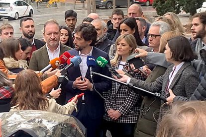 Vázquez atiende a los medios de comunicación en un acto de presentación de la candidatura, junto a Arrimadas. E. M.