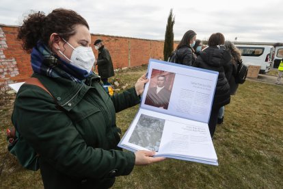 La Asociación para la Recuperación de la Memoria Histórica inicia las labores de prospección en el cementerio de Villadangos del Páramo en busca de fosas comunes en las que pudieran estar los restos de decenas de personas fusiladas durante el franquismo.- ICAL