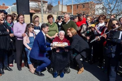 La tía María recibió ayer el homenaje de su familia y de Navaluenga en su 110 cumpleaños. ANTONIO GARCÍA