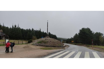 Panorámica de la Cruz con varios peregrinos en su entorno. / FICS