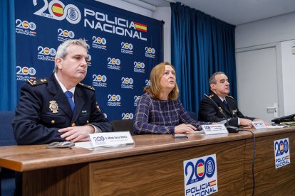 La subdelegada del Gobierno, Marian Rueda (C); el Inspector Jefe de Grupo BPE y F, Alfredo García Ordorica (I); y el comisario jefe de la Policía Nacional en Segovia, Miguel Ángel Martínez (D). ICAL