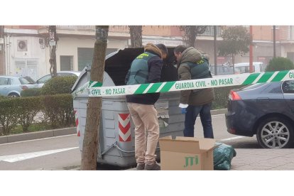 Agentes de la Guardia Civil buscan en los contenedores mientras custodian una caja y una bolsa.- LA GACETA DE SALAMANCA