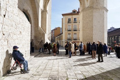 Cola en la iglesia San Benito para cumplir con las restricciones de aforo.- ICAL