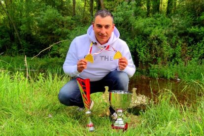 El bicampeón de España de salmónidos lance Alfonso Mazuelas con sus dos medallas de oro. / Leonado de la Fuente.