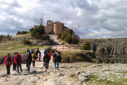 Varios turistas en las Hoces del Río Duratón | ICAL