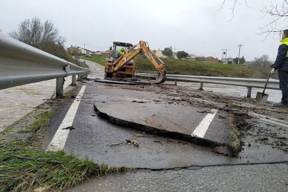 Imagen de archivo del Puente Domez tras sufrir una riada. -ICAL