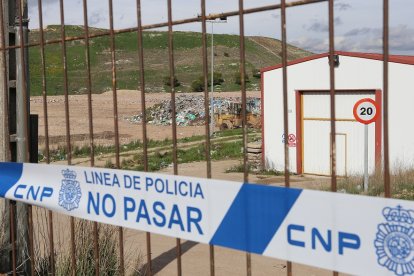 Vertedero de Palencia precintado por la policía después  ser detenida un mujer que ha confesado a los servicios sanitarios de Palencia que arrojó a su bebé muerto a un contenedor. - ICAL