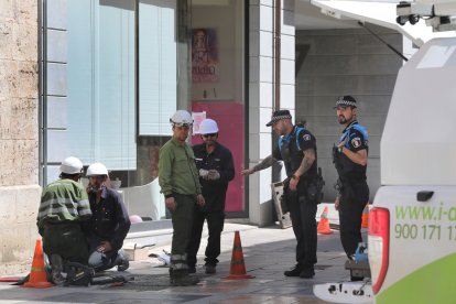 Varias arquetas saltan por los aires y obligan a acordonar la calle Martínez de Azcoitia de Palencia por un accidente eléctrico. / ICAL