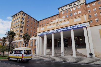 En la imagen de arriba, instalaciones del Hospital Clínico Universitario de Valladolid. En la imagen de la derecha, la médica residente de Neurología de cuarto año, Alba Chavarría. EL MUNDO