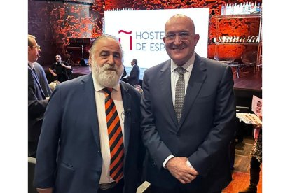 Javier Pérez Andrés junto al alcalde de Valladolid, Jesús Julio Carnero en el acto en el que recibe el ‘premio a la concordia' de la Hostelería de España’ - E.M.