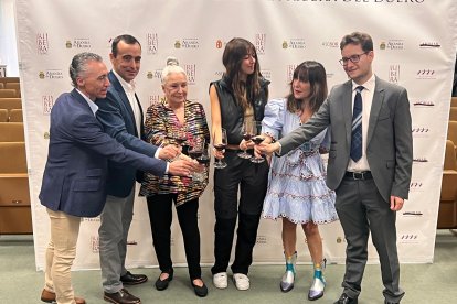 Miguel Ángel Gayubo presidente de Ruta del Vino Ribera del Duero; Miguel Sanz, director del Consejo Regulador de la DO Ribera del Duero, Lola Herrera, actriz y ganadora del premio a Ribereña del Año, Jara Pol, cantante y ganadora del VII Concurso Talento Ribera, Candela Peña, actriz y Embajadora de Ribera del Duero 2023 y el alcalde de Aranda de Duero, Antonio Linaje. -ICAL