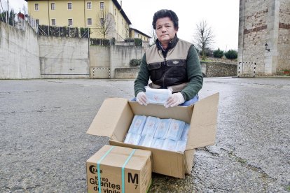 El alcalde Nicolás Solórzano muestra parte del material que se ha repartido entre los habitantes del pueblo. I.L.M.