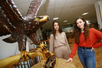 Marta (D) y Andrea Pérez (I), hijas del artesano de la madera José Pérez, de la artesanía Anmar de Cabañas Raras (León).- ICAL