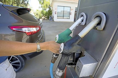 Surtidor de combustible en una estación de servicio de una zona rural de Castilla y León.- PHOTOGENIC