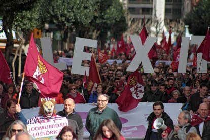 Miles de leoneses se manifiestan por las calles de la capital leonesa