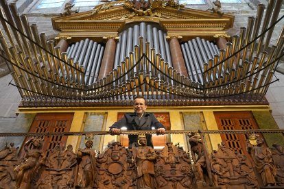 El organista Javier López, junto al órgano de la catedral de Ávila.- ARGICOMUNICACIÓN