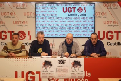 El secretario de Acción Sindical y Coordinador del Diálogo Social de UGTCyL, Raúl Santa Eufemia, acompañado por algunos de los mediadores del servicio. ICAL