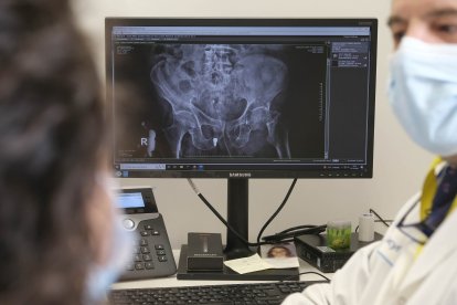 Médico y paciente en la consulta de Traumatología del Hospital de Salamanca. ENRIQUE CARRASCAL