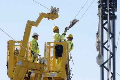 Trabajos en el tendido eléctrico de la Variante de Pajares.- E. M.