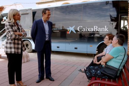 El consejero delegado de CaixaBank, Gonzalo Gortázar, se desplaza hasta la localidad segoviana de Nieva para visitar una ofimóvil, junto a la directora territorial del banco en Castilla y León, Belén Martín. -ICAL