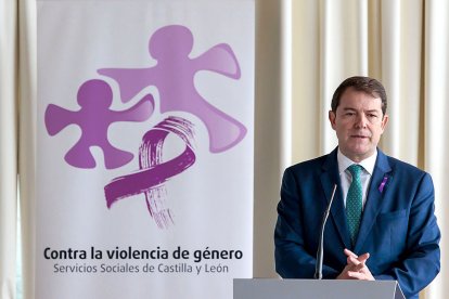 Alfonso Fernández Mañueco durante su intervención en la reunión de Sección de Género del Observatorio de Castilla y León. E. M.
