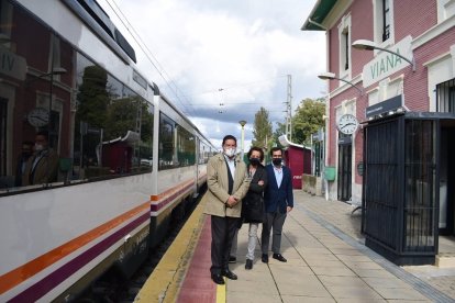 Parlamentarios nacionales del PP de Valladolid visitan Viana de Cega en compañía de su alcalde. PP