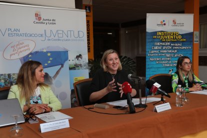 La consejera de Familia e Igualdad de Oportunidades presenta el V Plan Estratégico de Juventud 
La consejera de Familia e Igualdad de Oportunidades, Isabel Blanco; junto a la presidenta del Consejo de la Juventud,Sandra Ámez; y la directora general del Instituto de la Juventud Estela López ,presenta el V Plan Estratégico de Juventud. Ical