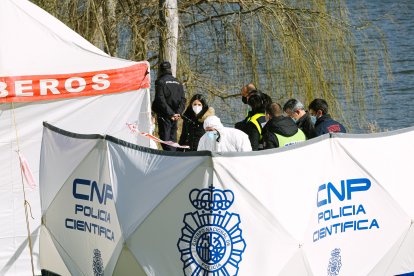 Agentes del GEO localizan el cuerpo de un joven ahogado en el Duero en una imagen de archivo. ICAL