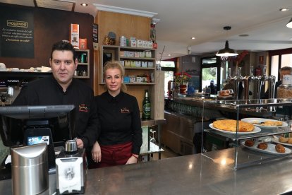 Susana Serrano y José Martín, dueños del bar Bariloche de Palencia. -ICAL