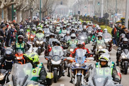 Paseo de Zorrilla absolutamente abarrotado de motos en la procesión de banderas de enero de 2020. - J.M. LOSTAU