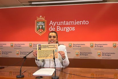 La portavoz del equipo de gobierno, Andrea Ballesteros, con el panfleto de consejos de prevención de incendios que le han entregado a los establecimientos - EUROPA PRESS