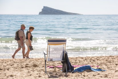 Una pareja pasea por la orilla en la playa de Poniente, a 11 de marzo de 2023, en Benidorm- EUROPA PRESS