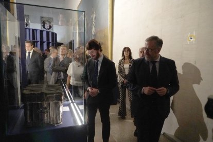 El presidente de las Cortes de Castilla y León, Carlos Pollán, el vicepresidente de la Junta, Juan García Gallardo, y la hija de Miguel Delibes Elisa Delibes, asisten a la inauguración de la exposición 'El fuego de la conciencia'. 25 aniversario de 'El Hereje' (Delibes).- ICAL