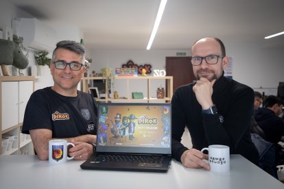 Iván José Gómez y Jordi Mesa, cofundadores de Gamez Studio, muestran una parte del videojuego. - EL MUNDO