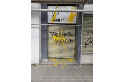 Pintadas a favor del rapero Pablo Hasel en la sede del PSOE de Burgos. | Twitter