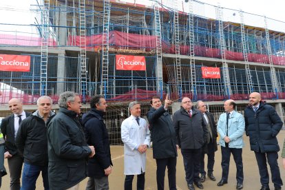 El presidente de la Junta de Castilla y León, Alfonso Fernández Mañueco, interviene después de la visita a las obras del nuevo bloque técnico del Complejo Asistencial Universitario de Palencia. ICAL